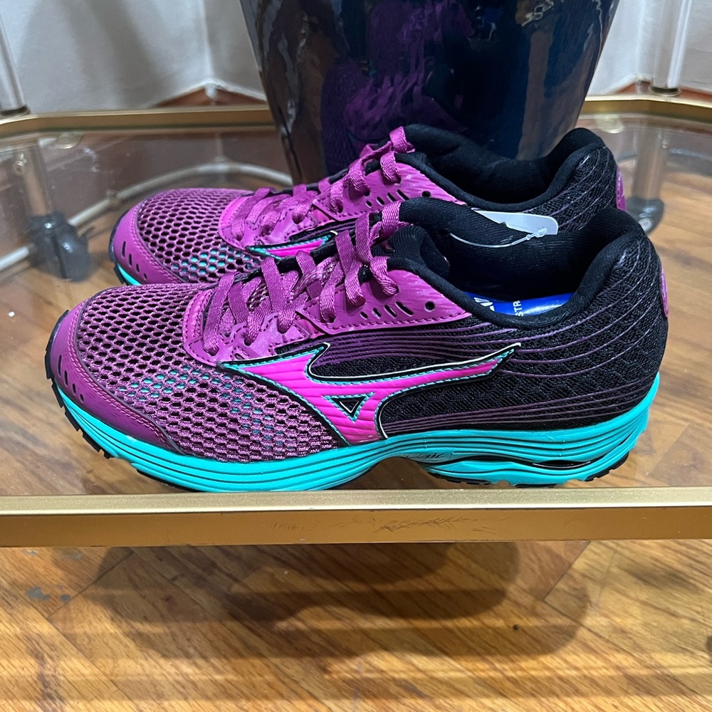 Mizuno Women’s Wave Sayonara 3 Lace up Running shoes . Size 6.